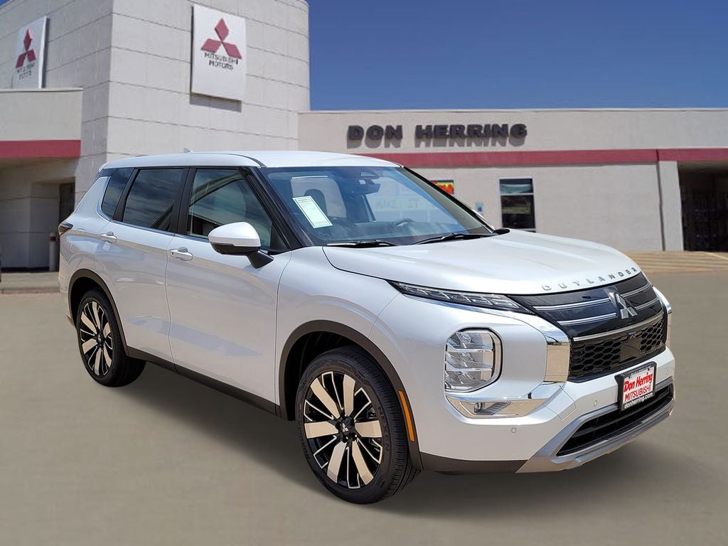 2026 Mitsubishi Outlander SE in White Diamond — front three-quarter view