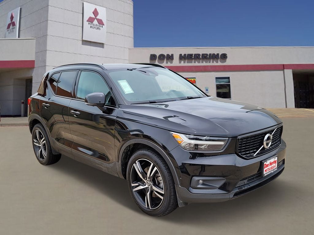 2022 Volvo XC40 R-Design in Black — front three-quarter view