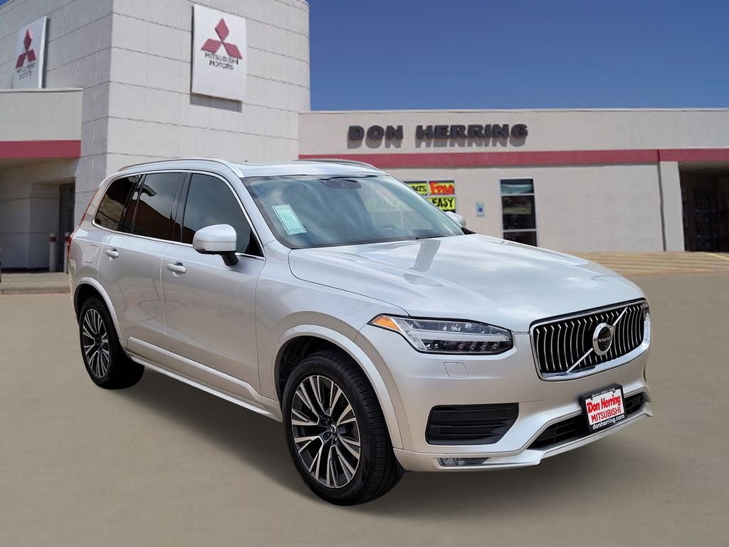 2022 Volvo XC90 Momentum in Bright Silver Metallic — front three-quarter view