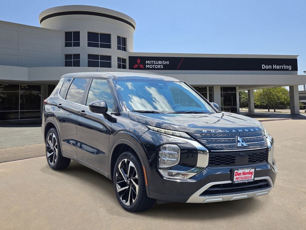 2024 Mitsubishi Outlander SE in Black Diamond — front three-quarter view