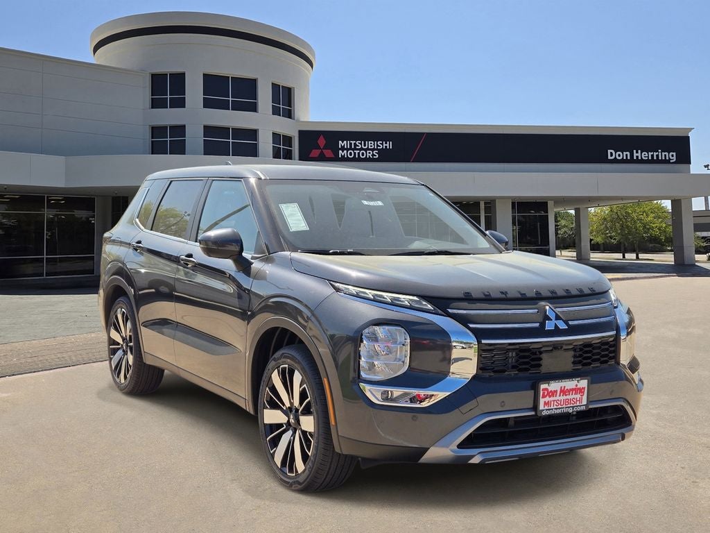 2026 Mitsubishi Outlander SE in Graphite Gray — front three-quarter view