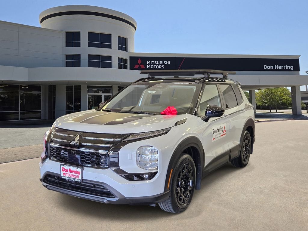 2026 Mitsubishi Outlander Trail Edition in White Diamond/Black Roof — front three-quarter view