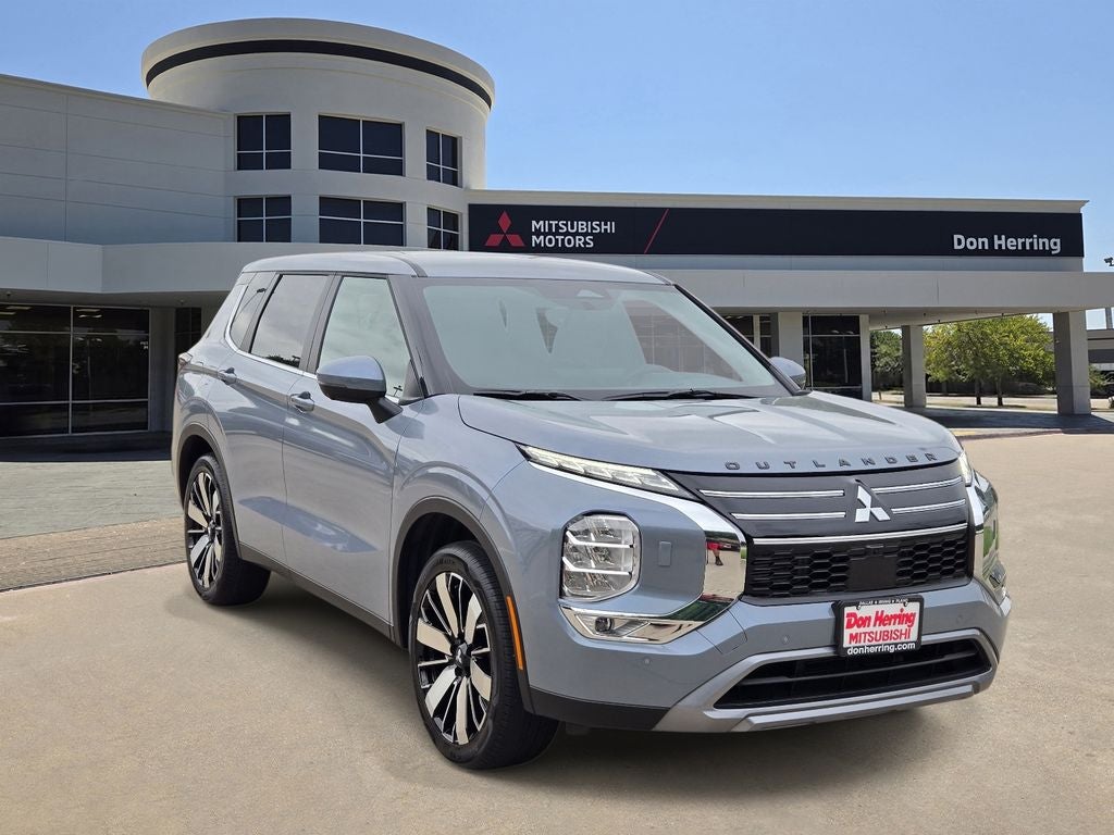 2026 Mitsubishi Outlander SE in Moonstone Gray Metallic — front three-quarter view