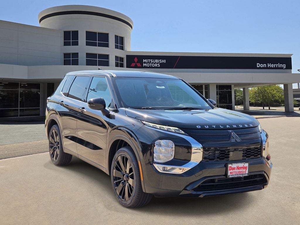 2026 Mitsubishi Outlander LE in Black Diamond — front three-quarter view