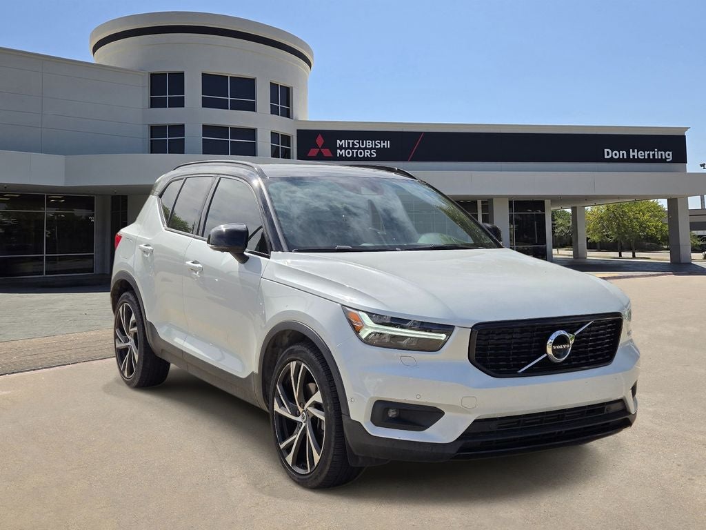 2022 Volvo XC40 R-Design in Crystal White Metallic — front three-quarter view